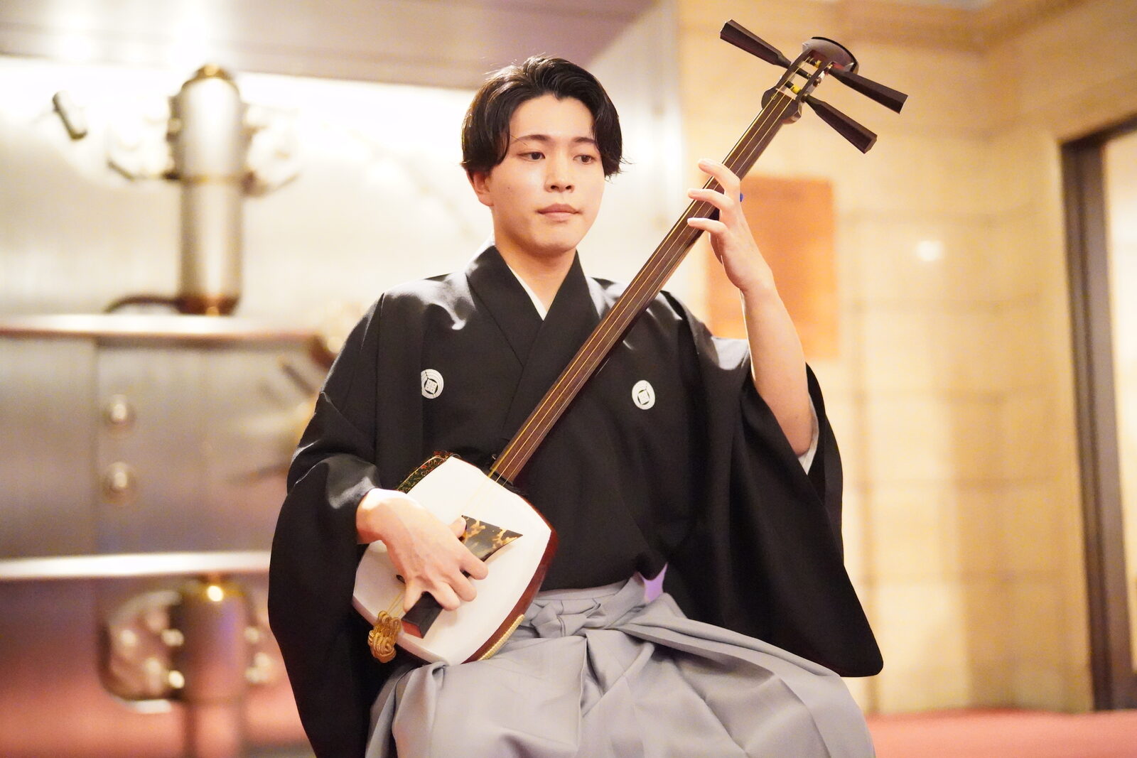 前夜祭で津軽三味線を演奏する馬場邦彰氏